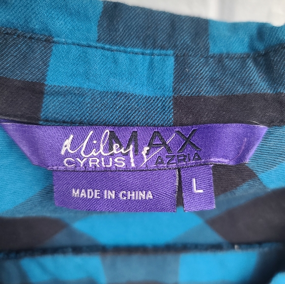 Large Plaid Long-sleeve Button-up - Picture 2 of 2